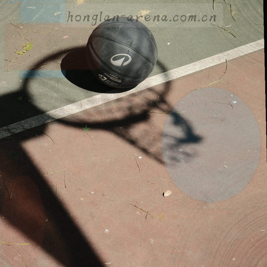 场馆内红蓝两色座位区的分界处，灯光把两侧染成对比明显的冷暖色